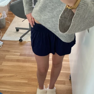 Mörkblå kjol från Nelly - Säljer en superfin mörkblå kjol från Nelly i storlek S. Kjolen har en enkel och stilren design med en bekväm passform. Perfekt för både vardag och festliga tillfällen. Den är i mycket bra skick och redo för nya äventyr!