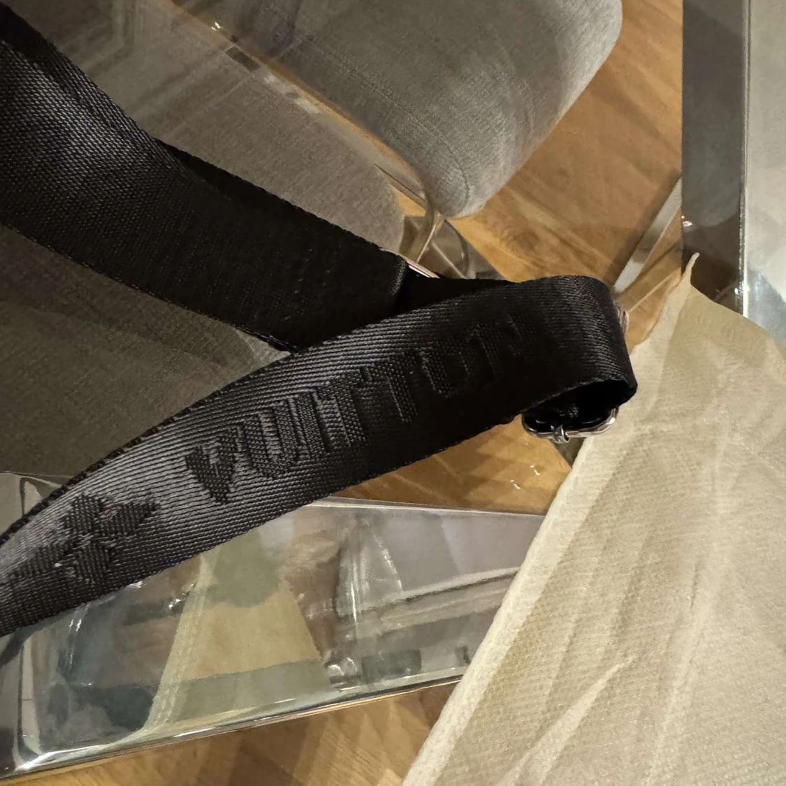 Vit axelremsväska från märket L - 92