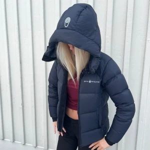 Vinterjacka från Sail Racing - Snygg mörkblå vinterjacka från Sail Racing. En väldigt varm jacka, säljer då det inte kom till användning. (Ordinare pris var 4500kr)