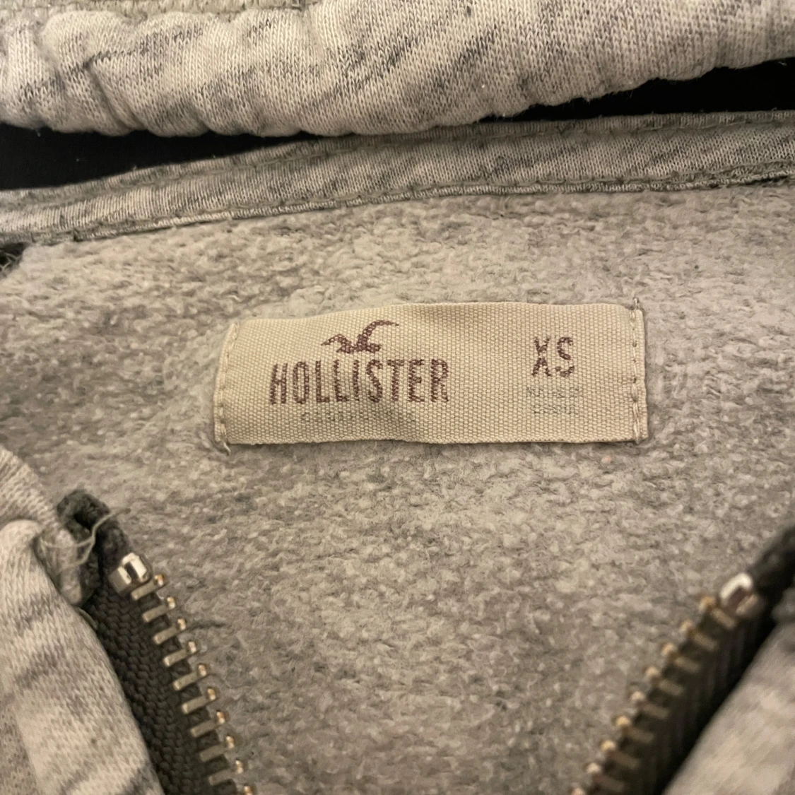 Grå och svart hoodie från Hollister - 1