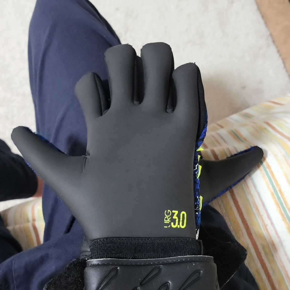 Blå och svarta fotbollshandskar - 90