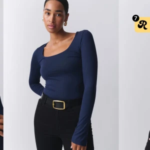 Mörkblå långärmad topp - Snygg mörkblå långärmad topp med en elegant, åtsittande passform. Perfekt för både vardag och festliga tillfällen. Toppen har en rundad halsringning och är tillverkad i ett mjukt och stretchigt material.