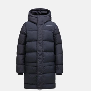 Svart dunjacka från Peak Performance - Säljer en stilren svart dunjacka från Peak Performance. Jackan har en lång passform med huva och dragkedja framtill. Perfekt för kalla vinterdagar med sin varma och vadderade design. Den har en liten brännskada på armen där jag lagt patches som jag fått från peak performance och det syns inte så mycket. Köpt på peak performance för 3800 i storlek 160 men passat mig som har S! Använd en vinter. Pris går att diskutera!