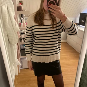 Randig tröja i beige och svart - Säljer en snygg randig tröja i beige och svart. Tröjan har långa ärmar och en ribbad kant vid ärmslut och nederkant.  Det är barnstorlek i 9-10 år ( stl 140) varan säljs inte längre. Den funkar även för folk med xxs. Nypris:300kr