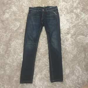 Replay jeans - Säljer nu ett par fräscha Replay jeans i modellen Willbi. Jeansen är i storleken 28/32. Byxorna är i stort sätt oanvända och har inga defekter bara små täcken på användning.