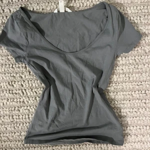 Topp - Säljer denna topp från H&M eftersom den inte används längre. Storlek S men passar nog XS och M lika väl. Fint skick och nästan aldrig använd, den är grönare i verkligheten!