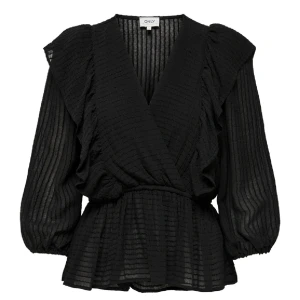 Blus  - Svart blus från ONLY. Knappt använt.