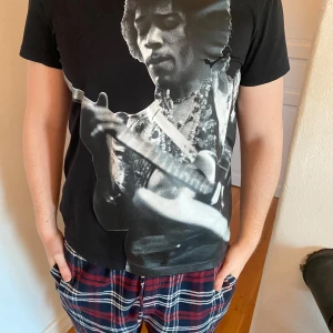 Svart t-shirt med tryck - Snygg svart t-shirt från Limitato.  Tillverkad i 100% merceriserad bomull för en mjuk och hållbar känsla. Perfekt för dig som vill ha en stilren men ändå uttrycksfull look.