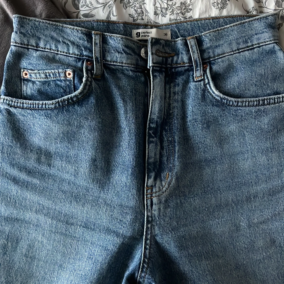 Blå jeans från Ginatricot  - 91