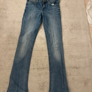 Blå bootcut jeans - Snygga blå bootcut jeans från lee med medellåg midja. Jag skulle säga att jeansen ör i storlek Xs då lappen inte är kvar.