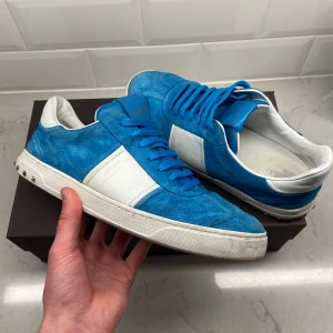 Valentino flycrew - Säljer nu dessa sjukt eftertraktade Valentino flycrew skorna i den snygga färgen ljusblå. Skick 6/10 skorna har tecken på användning. Endast två nitar saknas på höger skon. ALLT og ingår, box, dustbag, extra skosnören. Tveka inte med att höra av dig vid frågor eller funderingar! 