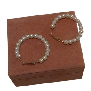 Hoop pärl örhängen - Supersöta! Diameter: 4cm, de väger tillsammans 6 gram. Inga defekter. Jag kan posta själv och då blir frakten 18kr + 60kr för örhängena💓