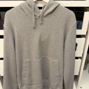 Grå hoodie från Stone Island - Säljer en stilren grå hoodie från Stone Island, den är inprinsip helt ny använd ett fåtal gånger skick 9,5/10. Storlek large