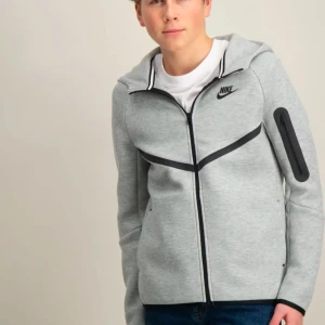 Nike tech fleece - Unisex nike tech, jag e tjej och använder den jag bär storlek S, min bror som är 175cm lång kan oxå bära den, TAR ENDAST SWISH TRYCK INTE PÅ KÖP NU