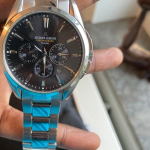 Jacques Lemans klocka  - Väldigt fin klocka från Jaques Lemans i bra skick. Nytt batteri behövs, 42mm diameter