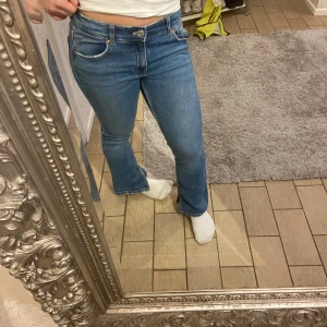 Blå jeans med bootcut - Från Zara barn med mid waist 