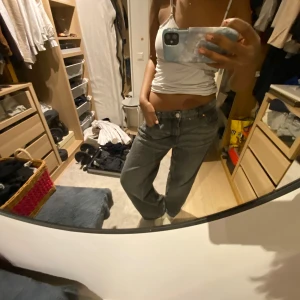 Kaphal  jeans  - Dessa jeans är superbekväma och passar både till vardag och fritid. De är mjuka och sitter skönt på kroppen. Tyget känns lätt och följsamt, och de ser snygga ut också. Perfekt om du vill ha något som är både skönt och stiligt! Perfekta bassoc jeans som man kan ha i vardagen men kan stylas till en ute kväll.🤗