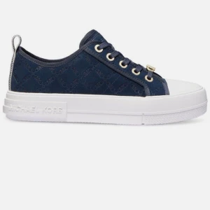 Blå sneakers från Michael Kors - Snygga blå sneakers från Michael Kors med vita sulor och guldfärgade detaljer. Skorna har snörning och en diskret logotyp på sidan. Perfekta för en stilren look. Den har används en gån så den är som ny