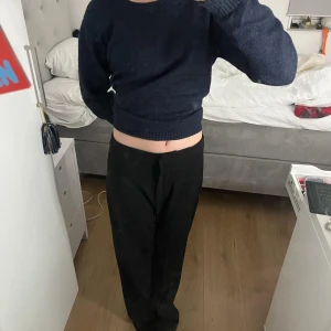 Svarta byxor från H&M - Säljer ett par svarta byxor från H&M. De har en klassisk design med rak passform och är perfekta för en stilren look. Byxorna är tillverkade i ett bekvämt material som passar till många olika tillfällen.