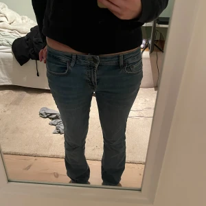 Blå jeans - Säljer ett par klassiska blå bootcut jeqns från Zara! Dom är otroligt sköna och stretchiga. Midjemåttet: 38cm och innerbenslängden: 77cm. Längst ner så har jag sytt upp jeansen, men det är inget som syns! 