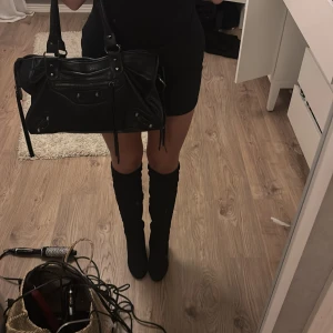 Svarta boots - Säljer dessa supersnygga boots då den inte kommer till användning längre💕💕Passar perfekt till festligheter☺️köpta för 600