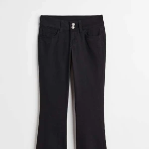 Svarta bootcut byxor - Snygga svarta bootcut byxor med låg midja och två knappar framtill. Perfekta för Stockholms look och passar till många olika outfits, använda få gånger! ❤️💞