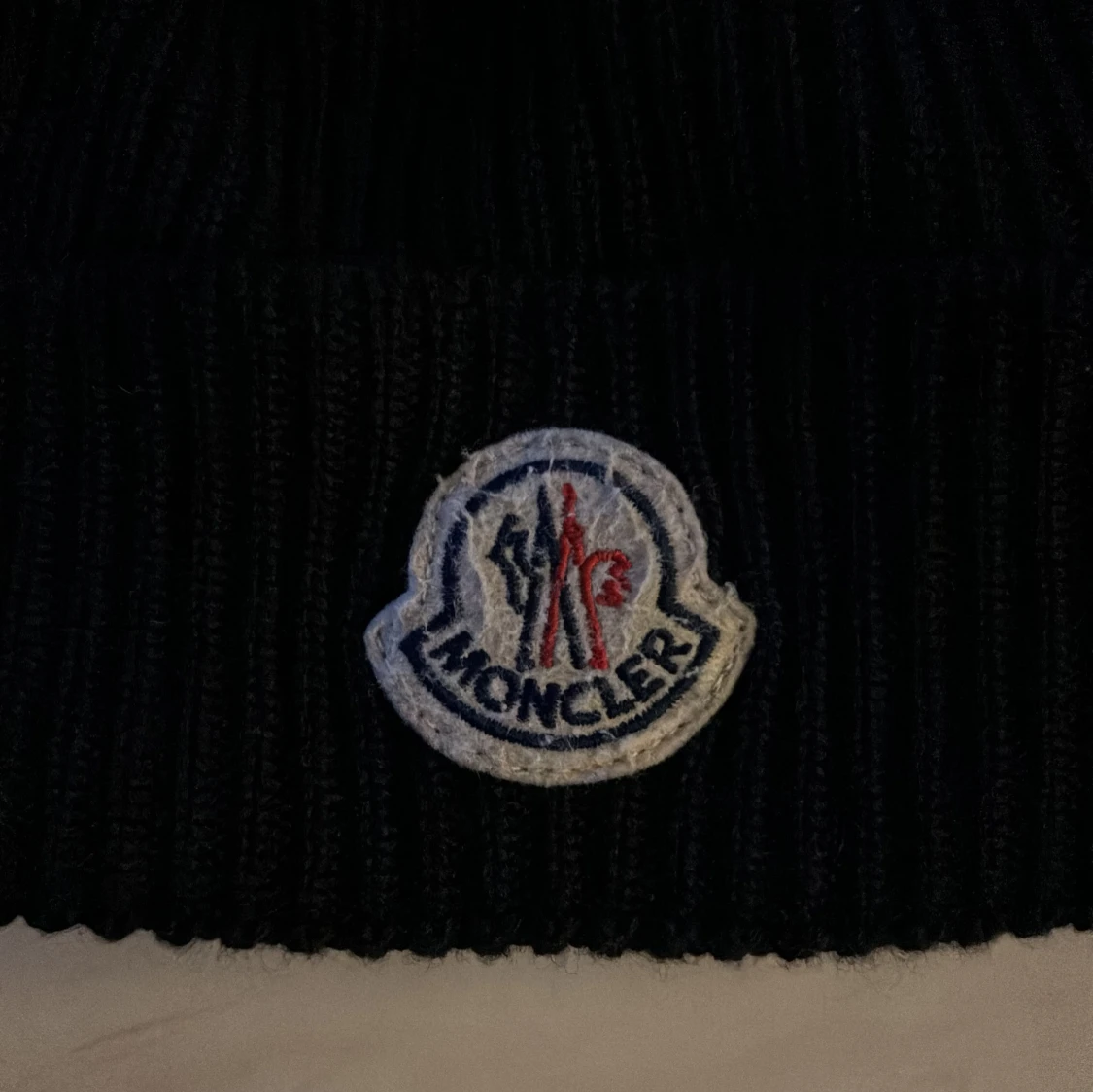 Svart ribbad mössa från Moncler - 90
