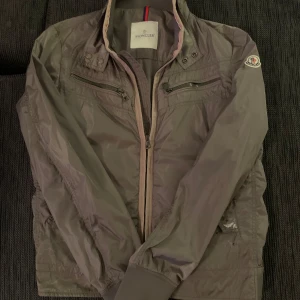 Moncler jacka - Säljer min as feta moncler jacka som tyvärr  är för liten storlek 3 sitter som en S den har en liten skråma vid jackans ficka och tyvärr inget og men är legit checkad från sicuro fashion.(skriv privat om ni vill ha bevis)