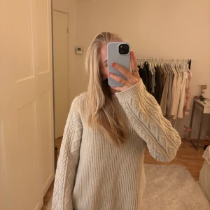 Stickad tröja - Beige stickad tröja med fina armar från Holly whyte by Lindex, Storlek Xs men passar S bra