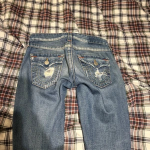True religion jeans - Super snygga lowwaist och bootcut trueys, super skick förutom att dom är lite slitna längst ner(bild 5) sitter perfekt på mig som är ca 158cm💕 midjemåttet:36cm, innerbensmåttet:76cm och benöppningen:26cm🙏