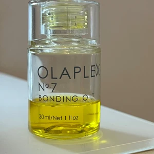 Olaplex No.7 Bonding Oil - Olaplex No.7 Bonding Oil är en lätt hårolja som ger glans och mjukhet. Den kommer i en genomskinlig flaska med 30 ml innehåll. Perfekt för att stärka och skydda håret mot värmeskador.Jag har använt ganska mycket av den det e kvar hälften eller exakt mindre en hälften