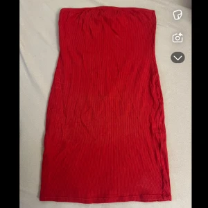Kort bandeau klänning från H&M - Snygg röd klänning med tight passform, den kan även användas som en kjol. Använd några gånger. Strl S