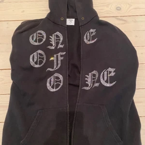 Svart hoodie från One of One - Säljer en one of one hoddie som inte finns att köpa ny. Skicket är 8/10 då den är använd men inte har några  större defekter som syns. Nypriset ligger på 1500 kr. Priset är inte hugget i sten. Kom privat för fler bilder eller vid minsta fundering! 