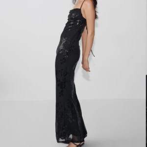 Svart glittrig långklänning ginatricot  - Super fin svart långklänning med glitter och smala band. Klänningen har öppen rygg och är perfekt till nyår, födelsedag eller bara middagar. Endast använd cirka 1 timme på min födelsedag 🤗💝Nypris 599