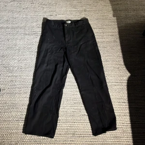 Svarta byxor från Weekday - Snygga svarta byxor från Weekday i en klassisk design. Perfekta för en stilren look. 