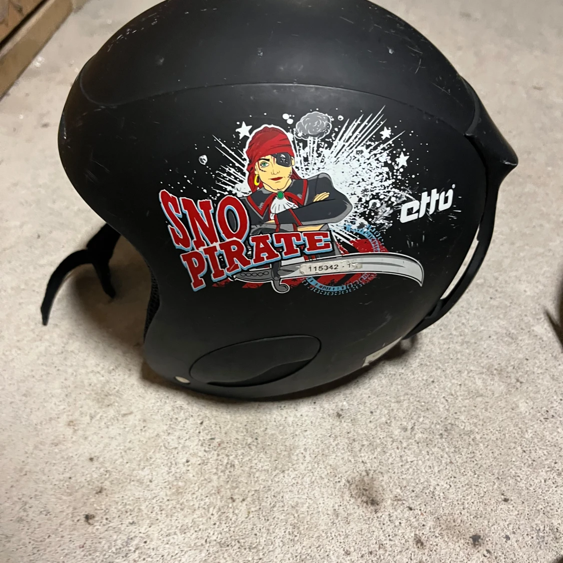 Svart hjälm med Sno Pirate-design - 90