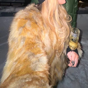 Brun pälsjacka - Säljer min fina bruna pälsjacka som är perfekt för kyliga kvällar när man ändå vill vara lite mer uppklädd. Kom privat för fler bilder<3