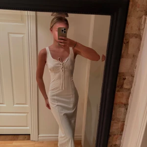 Vit klänning - Så fin vit klänning med lappen kvar ❤️