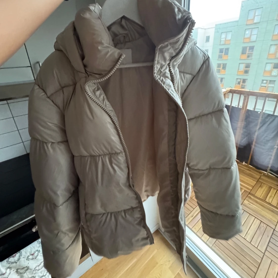 Beige pufferjacka med huva - 92