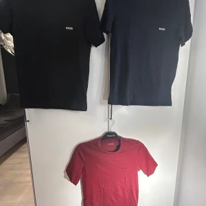 3 T-shirts från BOSS i svart, röd och blå. Få alla tre för ett bra pris!! - Få alla tre för ett bra pris!! 3 Snygga t-shirts från BOSS i svart, blå och röd färg. De har en klassisk design med ett Boss tryck på höger sida, skön och passar alla olika outfits. Helt nytt skick kom och köp!!!