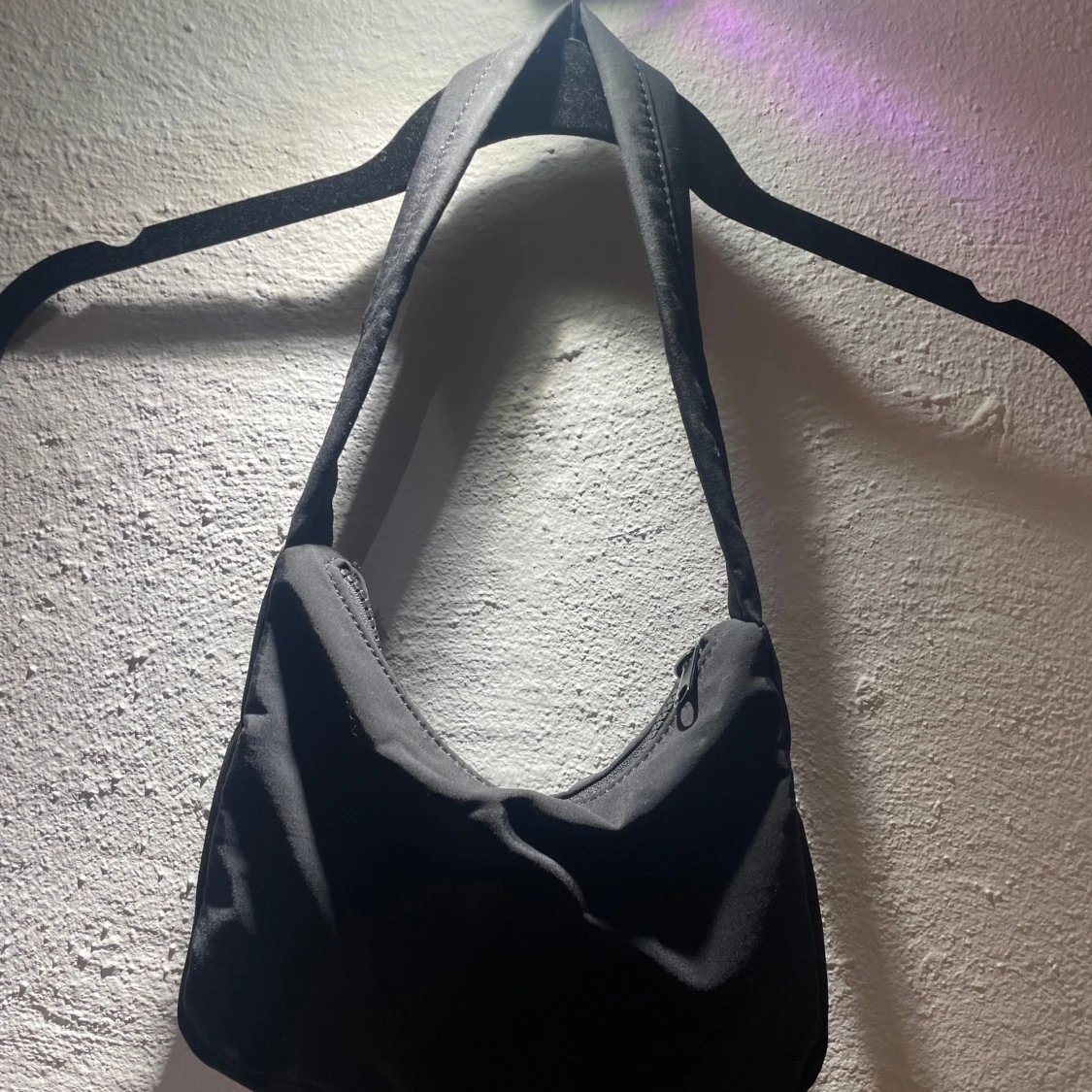 Svart axelväska med dragkedja