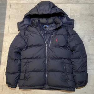 Ralph lauren jacka - Säljer nu denna riktigt snygga Ralph lauren jackan! Den är i barnstorlek XL, vilket motsvar S i herr. Skick 9,5/10, nästintill ny i skicket! Nypris cirka 4000kr, mitt pris endast 1999. Just denna modell har varit sjukt populär detta år och den är typ slutsåld överallt.  Hör av er vid funderingar.