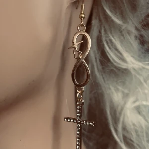 Made by prisförslag- 1 st Guldörhänge med kors och oändlighetssymbol - Elegant guldörhängen med en oändlighetssymbol och ett hängande kors dekorerat med små stenar. Perfekt för att ge en stilfull touch till din outfit.