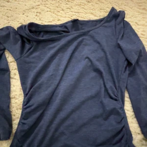 Tre olika färger tröjor - Tre olika färger tröjor, blå grön röd, alla tre e helt nya och jätte fina alla tre tillsammans är för 150kr och för per en är det 50kr.