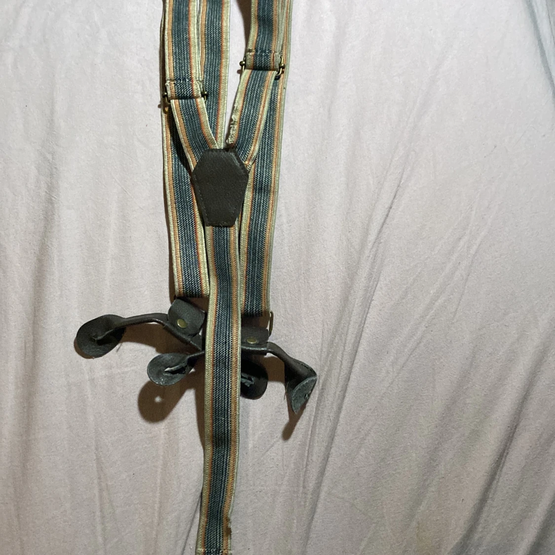 Randiga hängslen med läderdetaljer