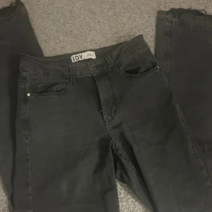 Svarta jeans från JDY - Snygga svarta jeans från JDY. Jag har sprättat upp sömmen längst ner för att dom ska bli längre ! STL 27/34 skulle säga S i midjan och långa ben💗 tvättas såklart innan det skickas 