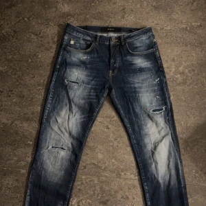 Goldgarn jeans - Ett par feta goldgarn jeans med färg spläsch och slitningar | storlek 34w/32l bör pass någon som är 180-190 