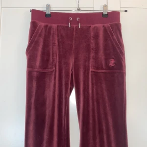 Juicy couture byxor  - Vin röda juicy couture byxor i jätte bra skick, använda fåtal gånger i strl XS pris kan diskuteras vid snabb affär 