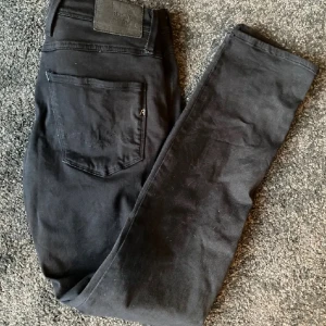 Replay anbass jeans - Säljer de här jättesnygga replay anbass jeansen i färgen svart. Storleken på jeansen är i 30/32. Skriv gärna vi frågor och funderingar!