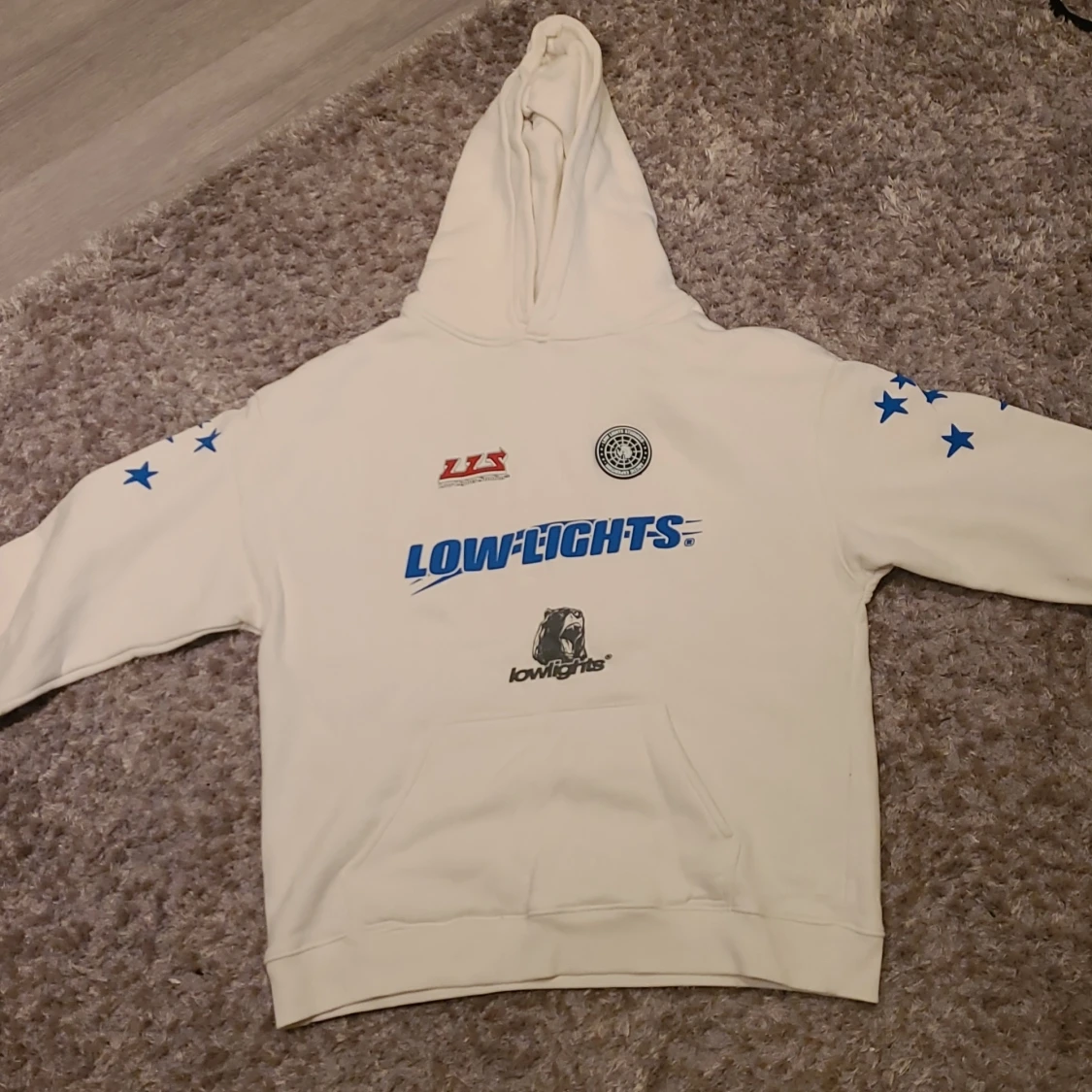 Vit hoodie från Lowlights studios